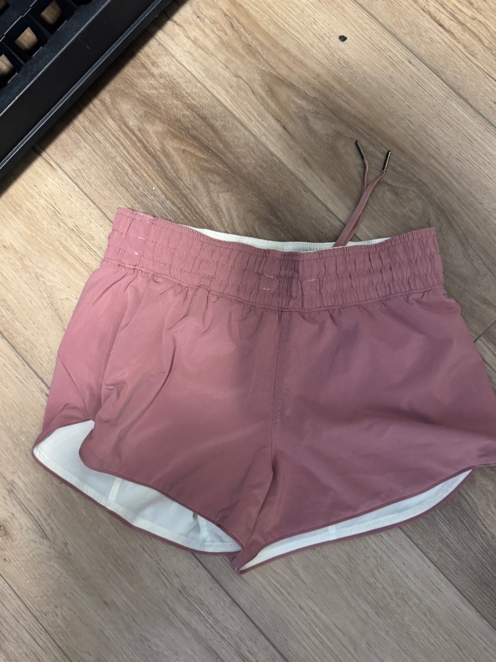 Lululemon choose a side shorts size 6 pink maroon to a yellow white